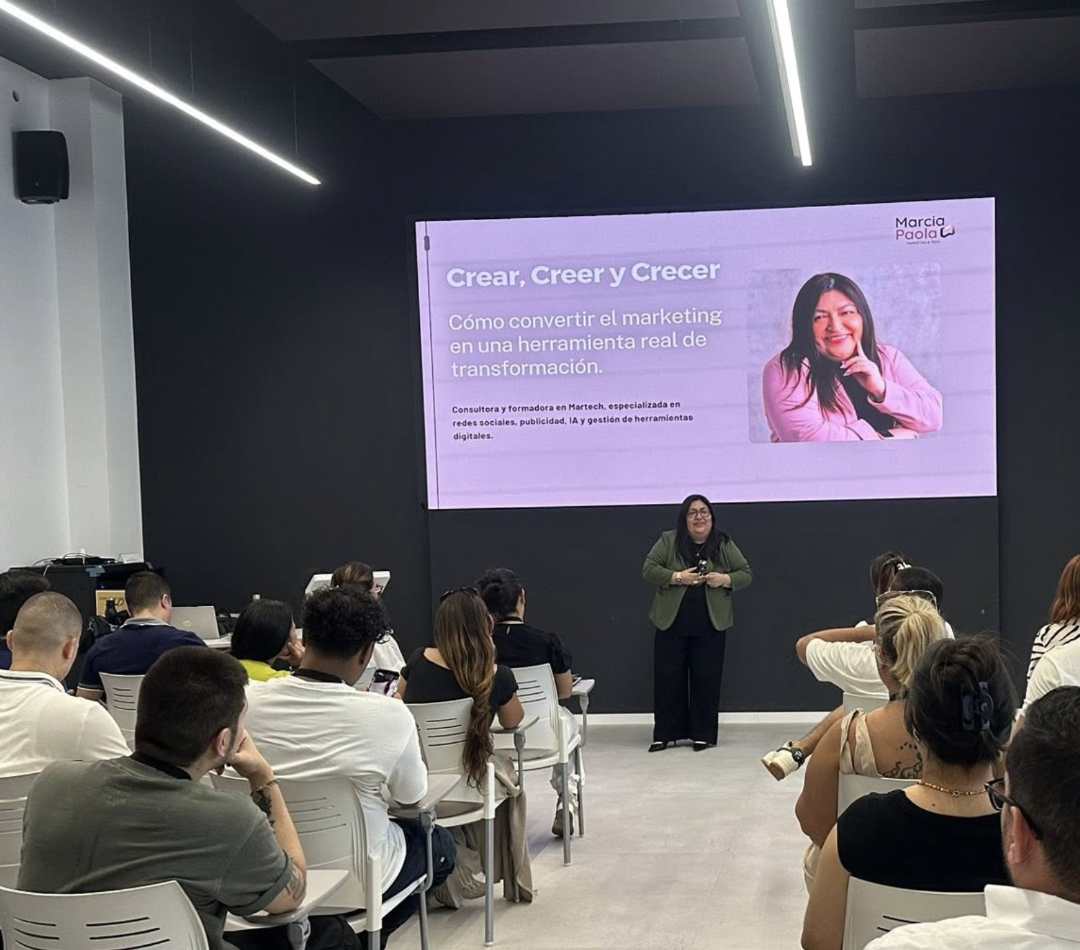 Marcia Paola presentando en evento